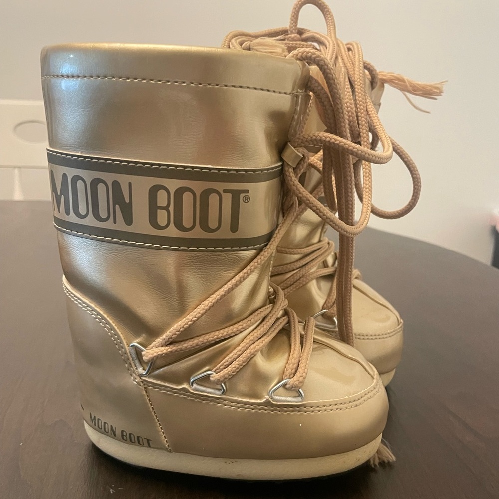 Kids size 7 Moon Boots. Tried on but never fully worn/used.